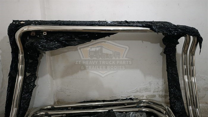 Mercedes Actros MP3 roof-mounted chrome pipe